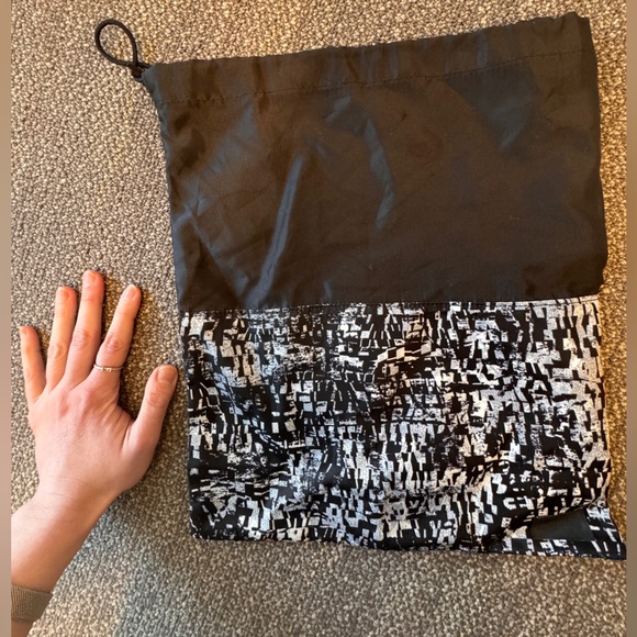 Lululemon OS Two Steps Ahead Drawstring Bag - Black + White Only - Picture 4 of 6